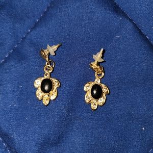 Gold-colored/black stud earrings on flower-form